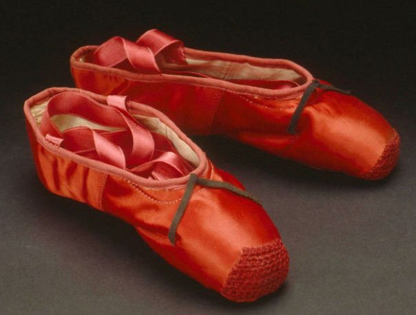 Los zapatos de ballet que llevó Moira Shearer en la película The Red Shoes (1948), elaborados por Freed en Londres. 