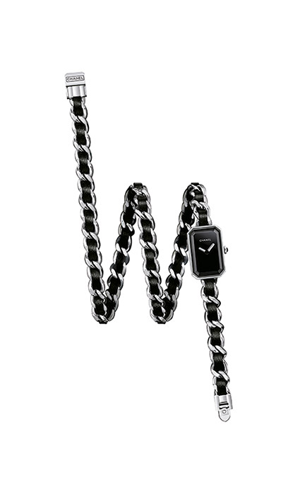 Modelo Première Rock, con caja en acero, esfera lacada negra y pulsera en cadena de triple vuelta en acero y piel (c.p.v.), de Chanel.